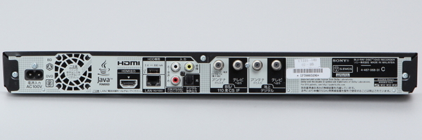 背面の接続端子。HDMI出力×1、ビデオ入力×1、光デジタル音声出力×1と、アンテナ端子を装備。HDD増設用のUSB端子もある。外見から見えないがWi-Fiも内蔵する