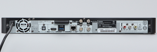 背面の接続端子。地デジ、BS/110度CS用アンテナ端子やHDMI出力×1、ビデオ入力×1、光デジタル音声出力×1などの入出力を持つ。USB3.0端子、LAN端子も装備。Wi-Fi用アンテナも確認できる