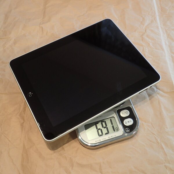 自宅に唯一現存する初代iPadは実測で691gだが、分厚くて量感がある