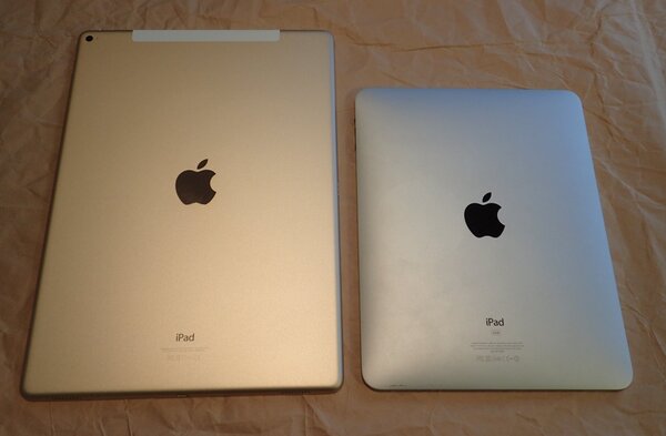 iPad Pro（左）は初代iPad （右）を圧延機で押しつぶしたような感じだ