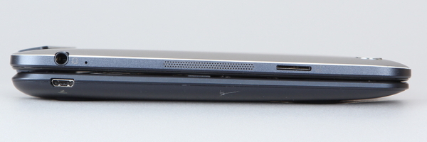 左側面にはイヤフォン端子にSDメモリーカードスロット、キーボード側に充電用USB端子を装備する