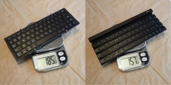 筆者が使っている両開きの3つ折りキーボードより30g近く軽いRolly Keyboard（右）は、平坦な机などで使う分には入力キータッチも抜群だ。膝の上などで使うにはあまり向いていない