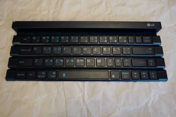LGのRolly Keyboardは、優れたモビリティーと眼からウロコの機構を実現。間違いなく「ThinkPad 701c」（バタフライ）に次ぐデザインセンスの良品キーボードだ