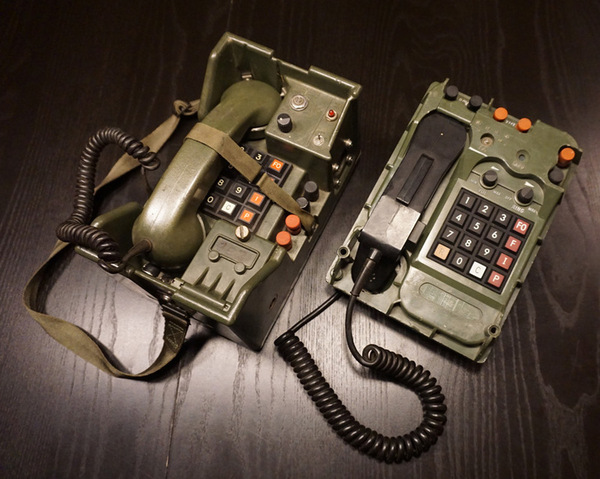 ASCII.jp：米軍払い下げの野戦電話を入手！ 2台でできる意外な使い道 (1/2)