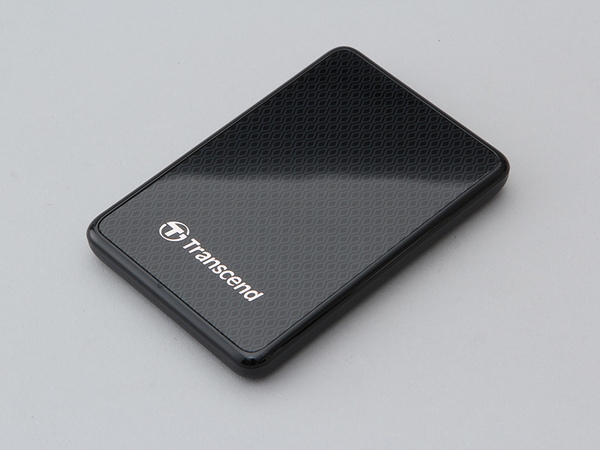 本体のカラーはブラック。SSDはスピンドルではないため、軽量なだけでなく、振動や衝撃への強さも魅力