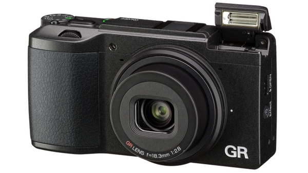 リコーイメージング「GRII」。直販サイトで9万9900円。銀塩時代から人気のGRが無線LANを追加して2年ぶりのマイナーチェンジ。28mm相当の単焦点レンズは描写力も高い。コンデジ並のサイズで気軽に持ち歩けて高画質な写真を記録できる