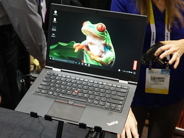 世界で最も薄い14型ノートという「ThinkPad X1 Carbon」