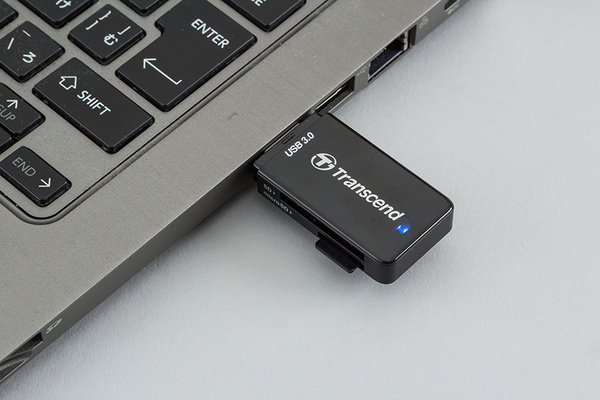 microSDカードもそのまま接続できるが、SDカードアダプター経由のほうが楽かも……