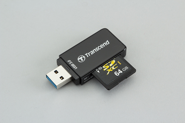 SDメモリーカードスロットかmicroSDカードスロットのいずれかに対応カードを接続する