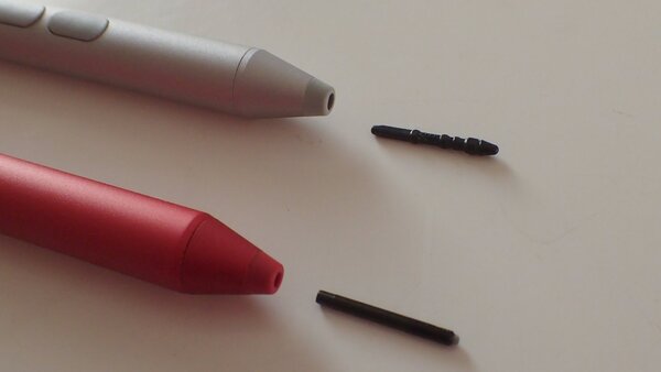 複雑な構造のペン先（上）新しいSurfaceペンのペン先はシンプルなストレート