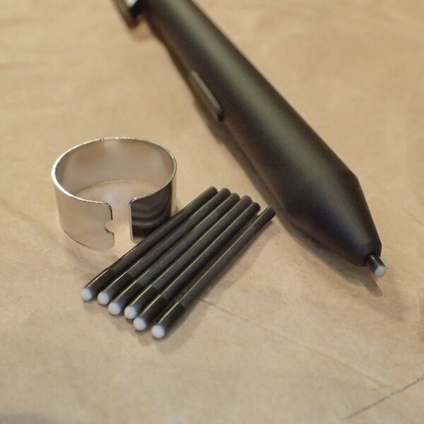 デジタルペーパーのペンも以前からエラストマー系のペン先がオプションだ