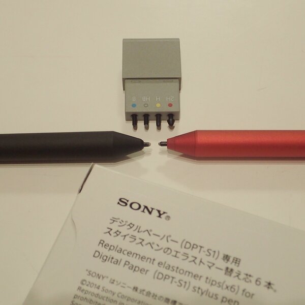 新しいSurface ペン（右）とデジタルペーパー用ペン（左）の両方がエラストマー系ペン先を採用している