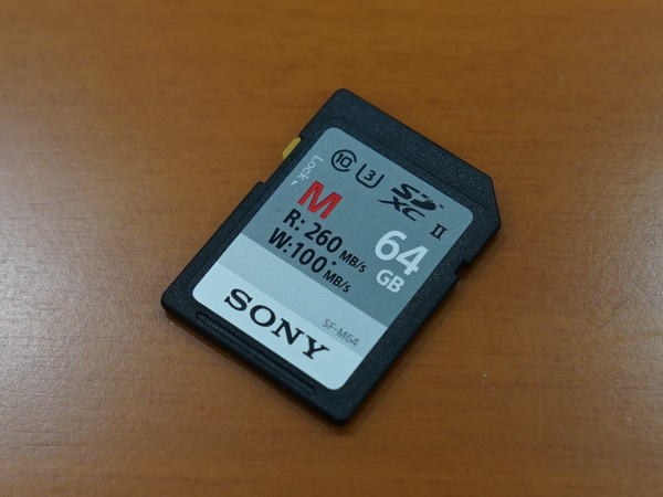 SDメモリーカードの「SF-M」シリーズ。UHS-IIはピン数が増えているが、従来のSDメモリーカード機器と互換性がある