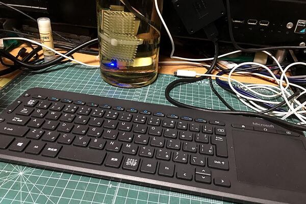検証用PCの操作用としても愛用している。マウスを接続しなくていいのと、上述のクリックボタンの使い勝手のよさが、やはり大きい