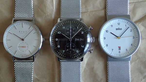 最近人気の国産腕時計「Knot」（左）もブラウン（右）マックス・ビル（中央）に通じる機能優先のミニマルデザインが特徴だ
