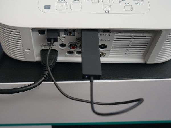 背面に電源供給用USB端子を装備。ワイヤレスアダプターなどへの給電が可能だ