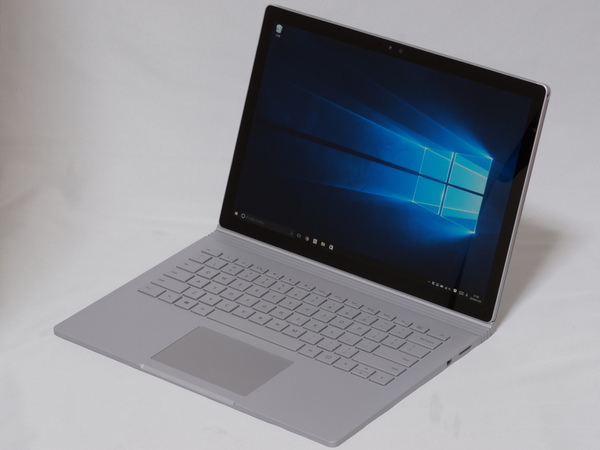 こちらは「Surface Book」。13.5インチ、3000×2000ドットのディスプレーを搭載