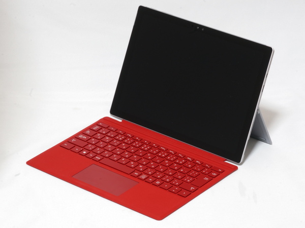 筆者愛用の「Surface Pro 4」。12.3インチ、2736×1824ドットの高精細ディスプレーを搭載