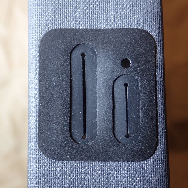 ゴム系カバーの左側の大きなスリットの奥のポートは標準USBポート（スマホに給電）右側の小さなスリットの奥にはLightningポート（外部ACアダプターからミニ・ルミオプラスに充電）がある