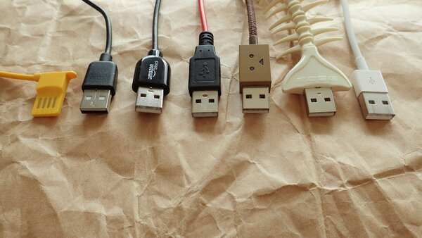 USBプラグは金属部分以外のツマミカバーの部分は自由奔放なサイズのモノも多い