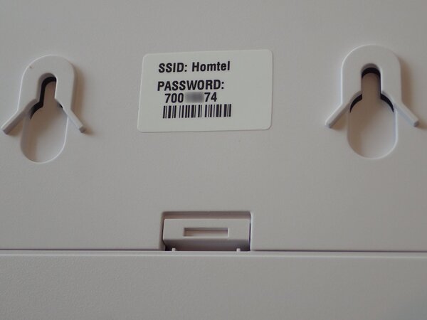 初期SSIDと初期パスワードはホムテル本体の底面にシールで貼られている