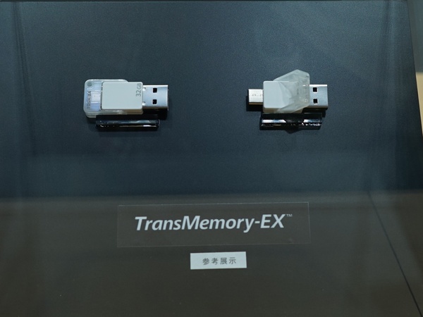 東芝のブースで見かけたType CとType Aのデュアル端子USBメモリー。参考展示だ