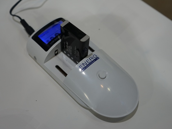 ケンコーブースでは、バッテリーの充電が可能な汎用USB充電器が展示されていた