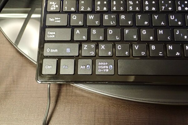 スペースバー左隣に配置された、Fnキーと同時押しことでマウスの左ボタンとして機能する「Altキー」と右ボタンとして機能する「カタカナ・ひらがな・ローマ字切り替えキー」