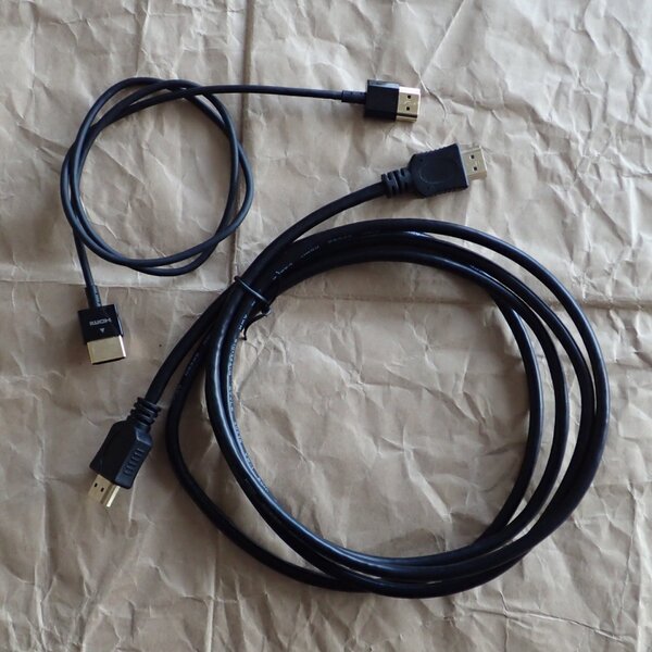 最近は簡単に入手可能な極めてスリムで短いHDMIケーブルを買ってみた（左上）