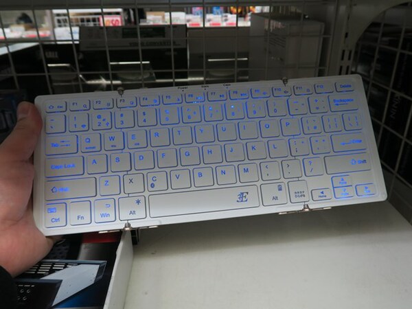 Ascii Jp 3色に光る バックライト搭載の三つ折り式bluetoothキーボードが発売