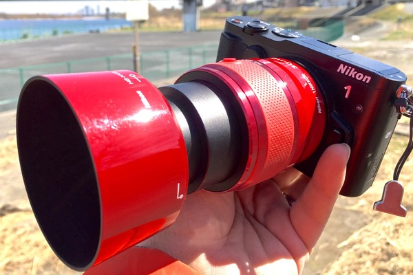 これが2014年に発売された「Nikon 1 V3」。レンズが赤いのは、中古カメラ屋でたまたまこのレンズが出てたから、つい面白くて買ってしまったのだ。単体売りはしておらず、かつてNikon 1の赤モデルのレンズキットに付属してたのみというレアなレンズ
