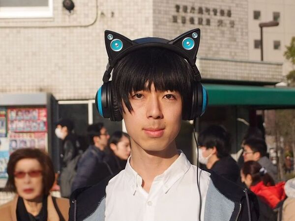 ASCII.jp：猫耳ヘッドホンを着けたおじさんはアイドルになれるのか (1/2)