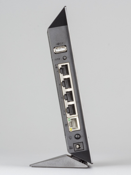 ポート類は本体側面にまとめられている。USBポートにHDDやUSBメモリーなどを接続して簡易NASとして活用できる