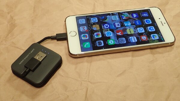 iPhone6 Plusに充電している様子。JUMP CABLEは小さく軽いので一緒に手に持って使うことも極めて容易だ