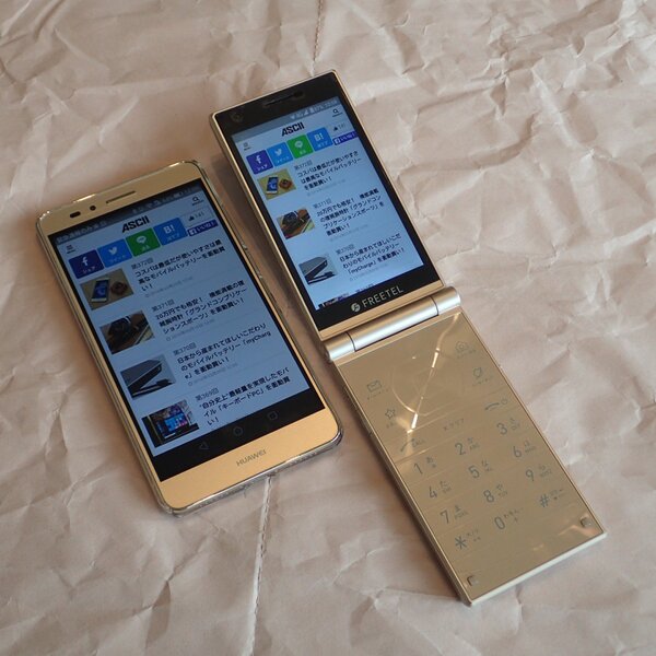 他社の5.5インチスマホ（左）と比較するとコンパクトな4インチMUSASHI。折りたたんでタッチ液晶のスマホとして使えばiPhone 5サイズになる