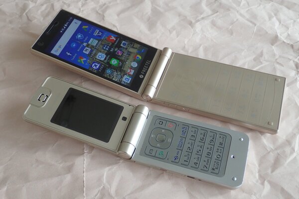 MUSASHI（上）を単体で見ても触ってもそれほど大きさは気にならなかったが、昔（2006年）頃の携帯電話（下：ボーダフォン 705SH）と並べたら一目瞭然だ