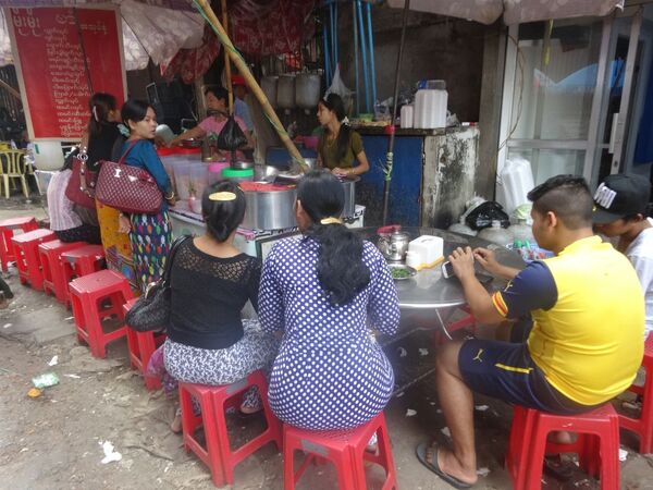 ヤンゴンではスマホユーザーはどこでも見かける