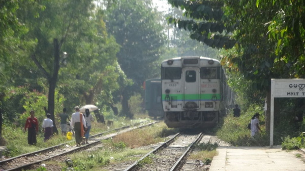 日本の昔の列車が走るミャンマー。数分～10数分程度の頻度で運転されるので列車でヤンゴン旅もできる