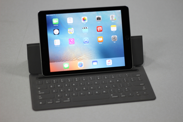 ASCII.jp：12.9型iPad Pro用「Smart Keyboard」 は9.7型iPad Proでも使えると判明 (2/3)