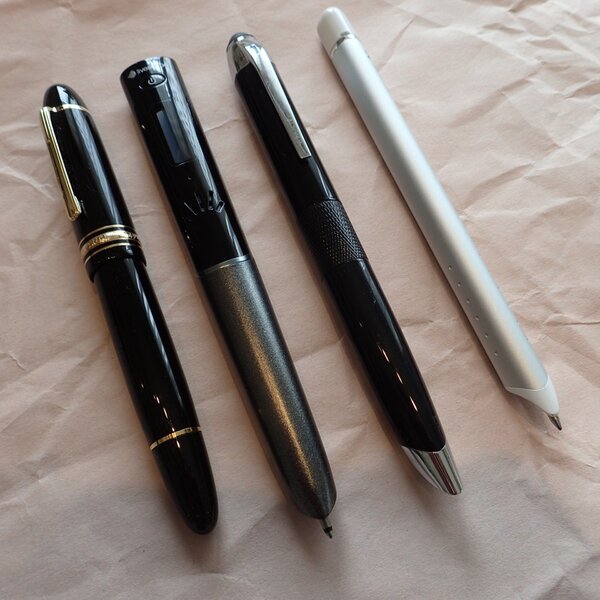 右端のネオスマートペンがもっともスリムでもっとも手に馴染む。左端はモンブランの太軸万年筆。今までの一般的なスマートペンがいかに太いかよくわかる