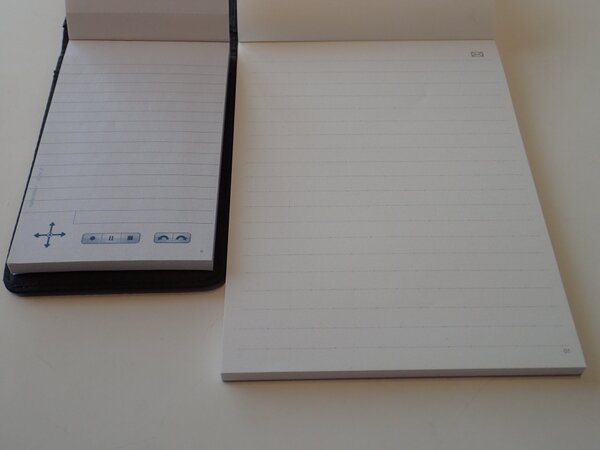 アノトの専用紙（左）とネオスマートペンの専用紙（右）この距離からでは区別がつかない