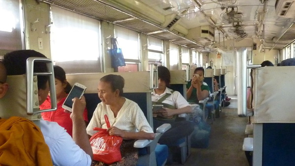 ミャンマーの旧JR車両で見かけた光景。スマホユーザーはミャンマーでも増えている