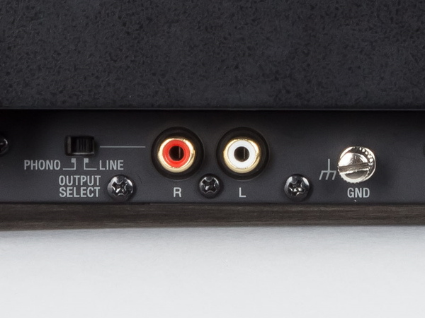 左端のスイッチで出力（PHONO／ライン）を切り替える。PHONOの場合は右端のグランドにもケーブルを接続する