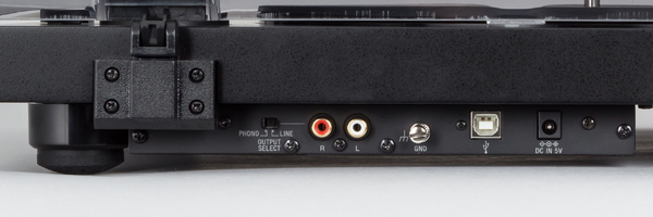 PS-HX500の背面の端子部。アナログ音声出力とUSBオーディオ出力を備える。オーディオ回路はアナログ部とデジタル部を分離した設計とすることにより、相互の干渉を抑えている