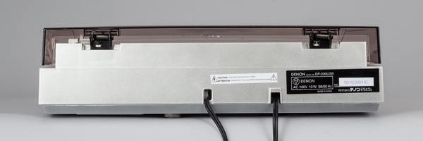 DP-200USBの背面部。端子は直接つながっており、オーディオ出力（PHONO/MM出力選択可能）と電源コードだ