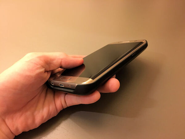 Galaxy S7 edgeのサムスン純正バッテリーケースを試す：週間リスキー