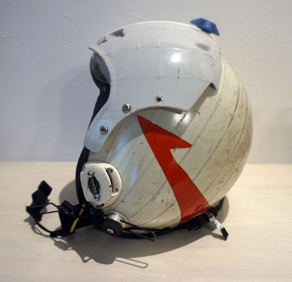 ASCII.jp：「トップガン」再来なパイロットヘルメットをレストアした (1/3)