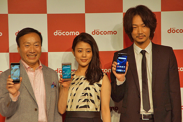 Ascii Jp 綾野剛さんと高畑充希さんがドコモ夏モデル発表会でカメラに驚愕