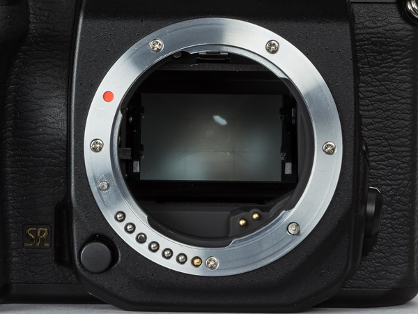 レンズマウントはKマウントを採用。フィルムカメラ時代のレンズも使える