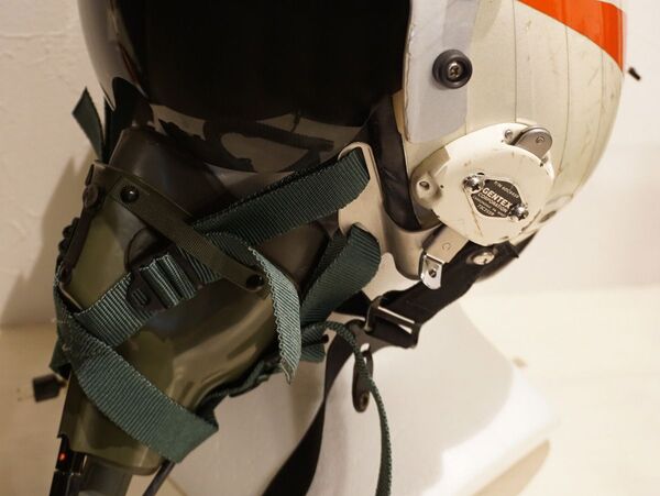 ASCII.jp：米海軍のヘルメットに酸素マスクを付けたらカッコ良くなった